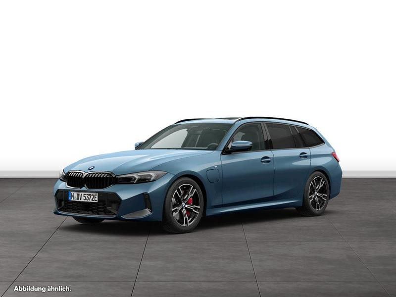 Blau Gebraucht 2024 BMW 330e Kombi | 58.557 € - Bild 1/3