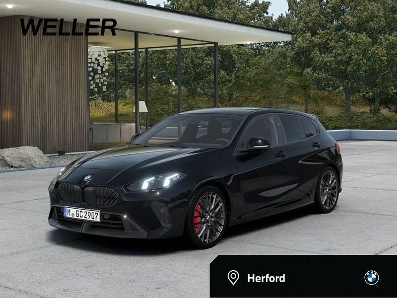 Saphirschwarz (schwarz) Neu 2025 BMW 120 Comfort Edition Kleinwagen | 48.410 € - Bild 1/4