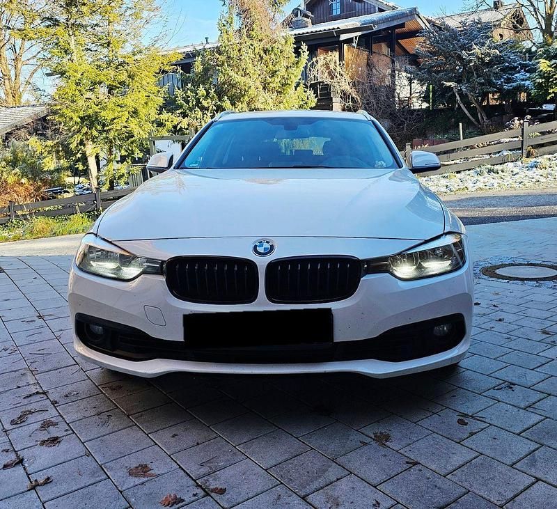Weiß Gebraucht 2017 BMW 320 Performance Kombi | 15.450 € (Fairer Preis) - Bild 1/4