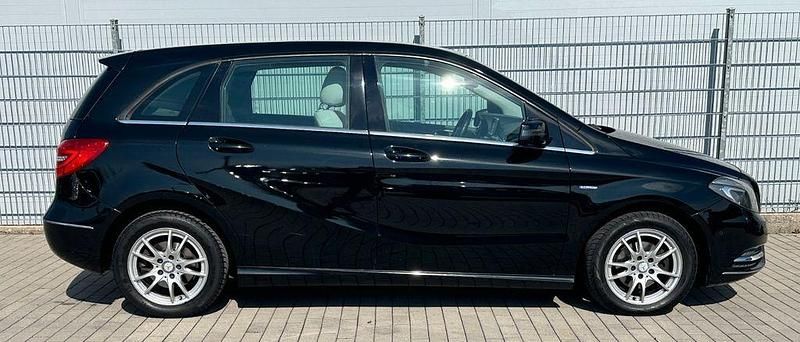 Gebraucht Mercedes B180 122 PS (89 kW) 2012 Schwarz Van / Kleinbus