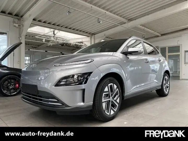 Shimmering silver Gebraucht 2023 Hyundai Kona Edition 30+ SUV | 20.999 € (Superpreis) - Bild 1/4