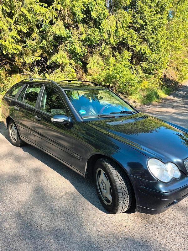 Blau Gebraucht 2004 Mercedes C180 Kombi | 2.350 € - Bild 1/4