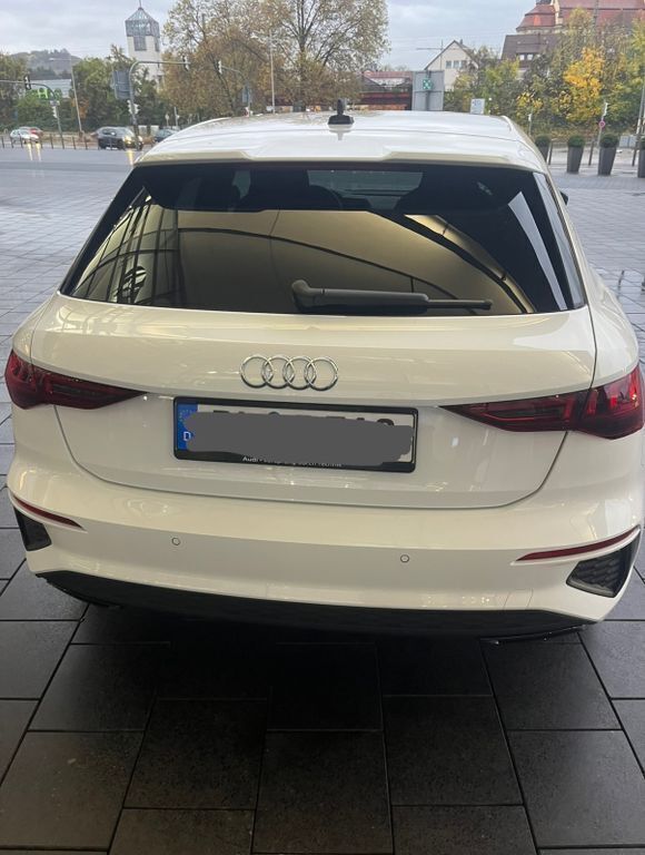 Weiß Gebraucht 2023 Audi A3 Sportback S-Line Limousine | 36.999 € (Teuer) - Bild 1/4