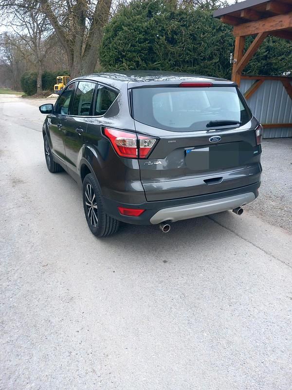 Gebraucht Ford Kuga Trend 120 PS (88 kW) 2019 Grau SUV