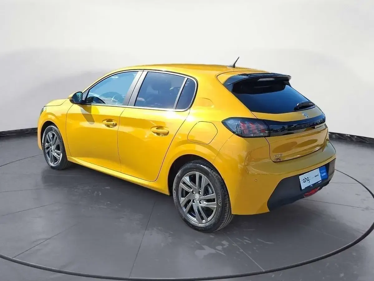 Gebraucht Peugeot 208 Active 101 PS (74 kW) 2022 Gelb Kleinwagen