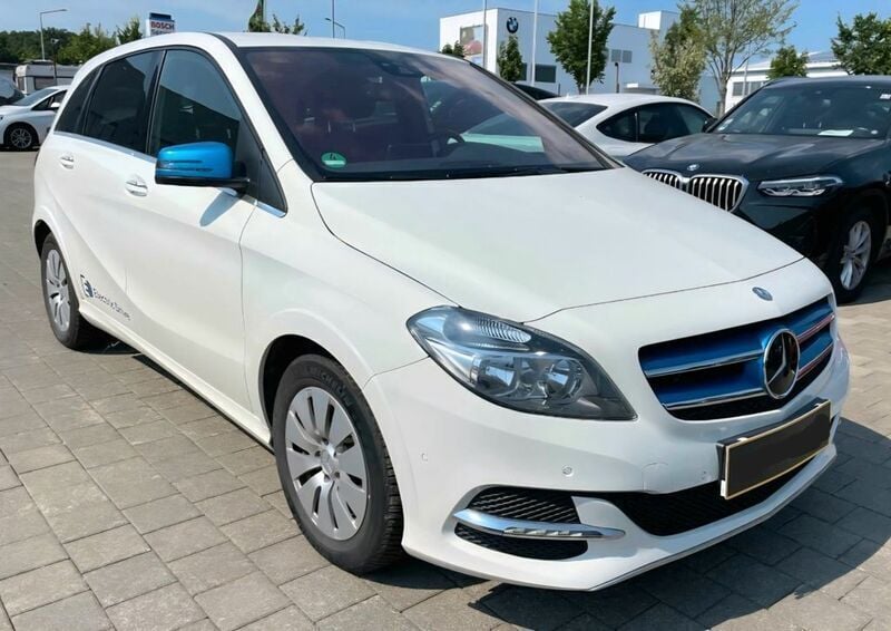 Weiß Gebraucht 2015 Mercedes B250e Van / Kleinbus | 9.999 € - Bild 1/4