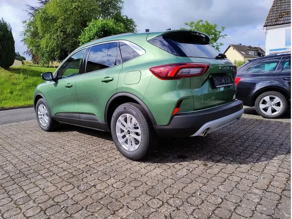 Neu Ford Kuga Titanium 186 PS (136 kW) 2025 Grün SUV