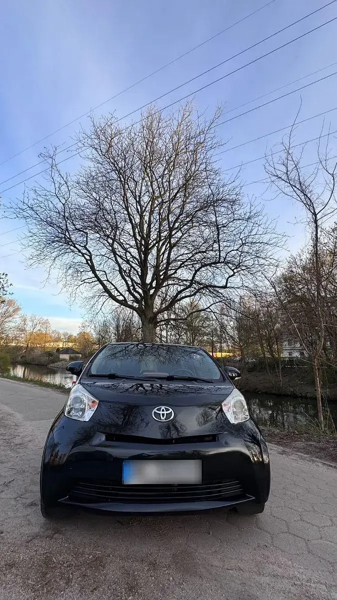 Second-hand Toyota iQ 68 CP (50 kW) 2012 Negru Hatchback