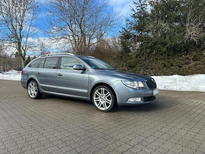 Gebraucht Skoda Superb Elegance 160 PS (117 kW) 2012 Grau Kombi