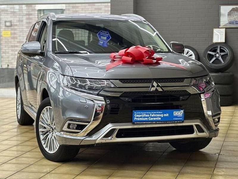 Grau Gebraucht 2020 Mitsubishi Outlander P-HEV Plus SUV | 17.990 € (Guter Preis) - Bild 1/4