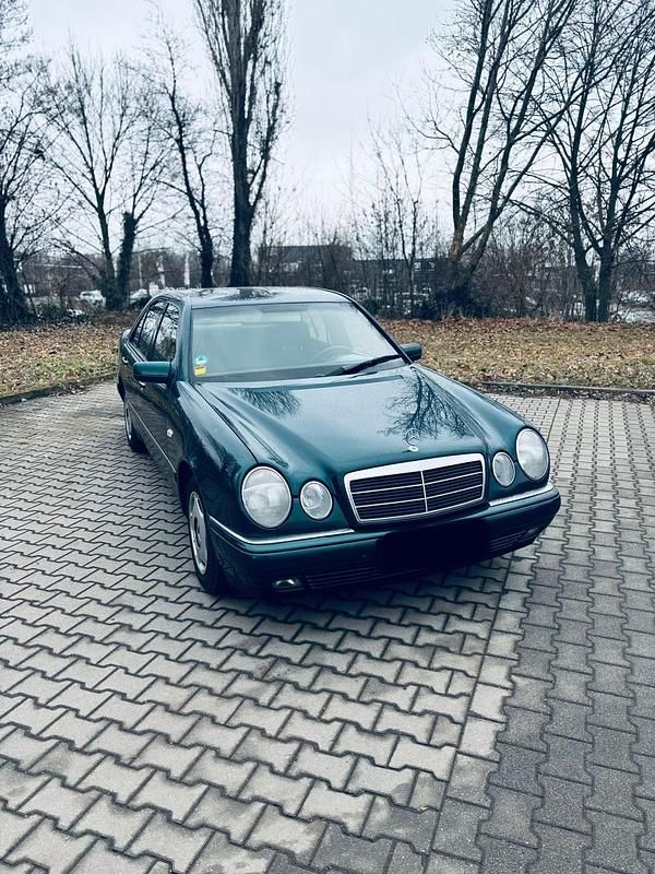 Gebraucht Mercedes E230 150 PS (110 kW) 1997 Grün Limousine