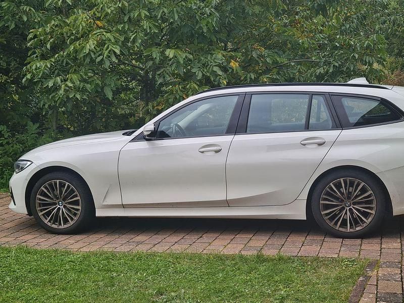 Weiß Gebraucht 2022 BMW 320 Sport Line Kombi | 22.900 € (Guter Preis) - Bild 1/3
