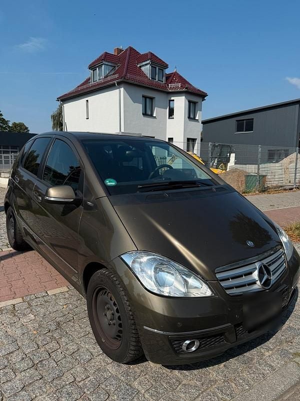 Braun Gebraucht 2011 Mercedes A180 Kleinwagen | 3.750 € (Guter Preis) - Bild 1/4