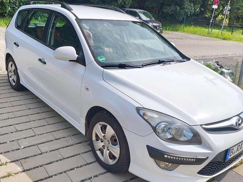 Weiß Gebraucht 2011 Hyundai i30 Classic Kombi | 3.000 € (Guter Preis) - Bild 1/4