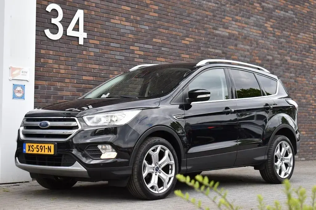 Usado Ford Kuga 150 HP (110 kW) 2018 Preto SUV