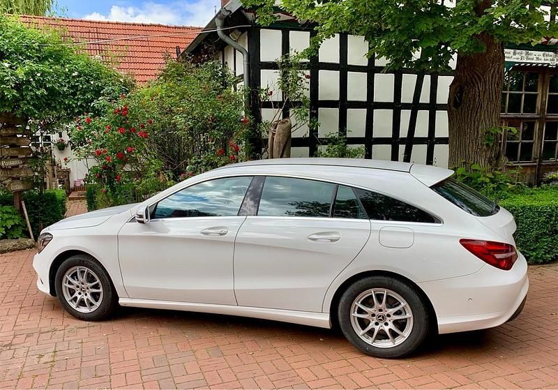Weiß Gebraucht 2018 Mercedes CLA180 Shooting Brake Kombi | 15.900 € (Guter Preis) - Bild 1/4