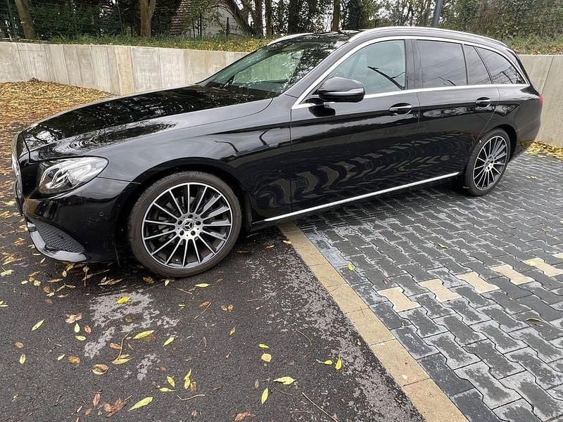 Schwarz Gebraucht 2018 Mercedes E200 Kombi | 18.800 € (Guter Preis) - Bild 1/4