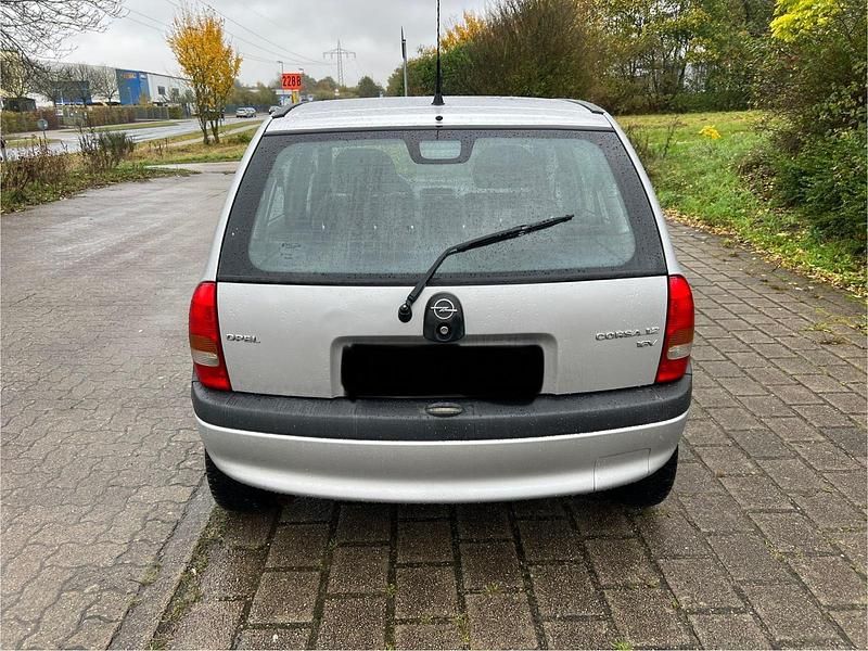 Grau Gebraucht 2000 Opel Corsa Kleinwagen | 1.550 € (Etwas zu teuer) - Bild 1/4