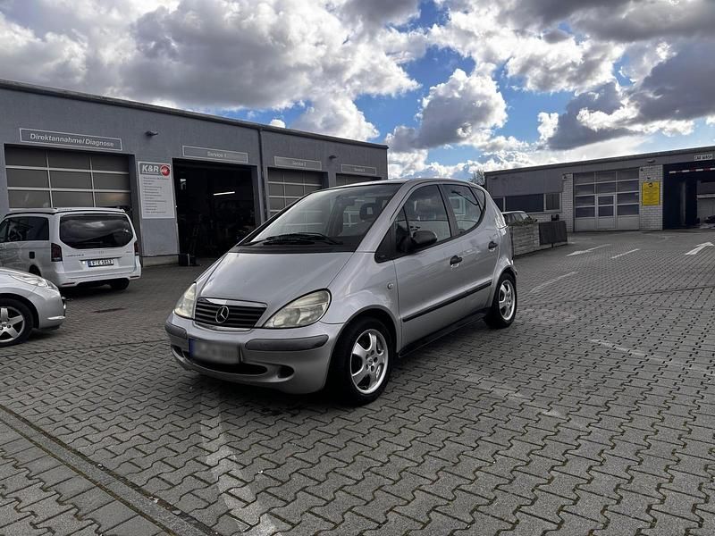 Usado Mercedes A140 80 HP (58 kW) 2002 Prateado Citadino
