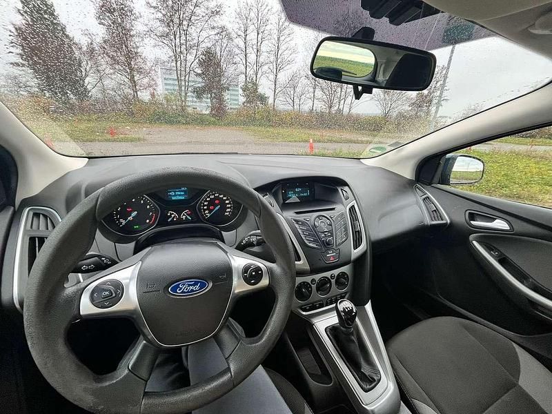 Gebraucht Ford Focus 101 PS (74 kW) 2014 Blau Kombi
