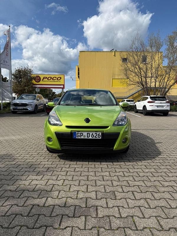 Grün Gebraucht 2009 Renault Clio II Expression Kleinwagen | 3.750 € (Etwas zu teuer) - Bild 1/4