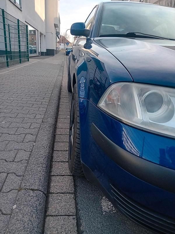 Blau Gebraucht 2002 VW Passat Limousine | 2.500 € - Bild 1/2