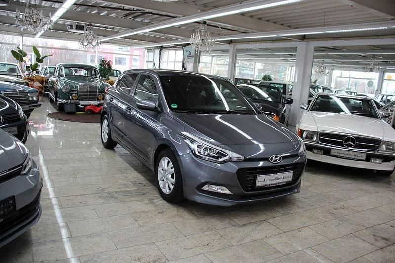 Gebraucht Hyundai i20 Passion 101 PS (74 kW) 2016 Grau Limousine