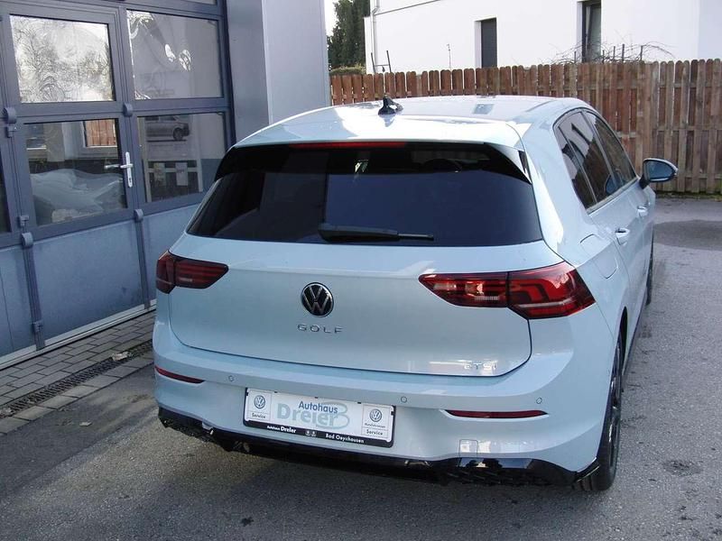 Neu VW Golf VIII R-line 150 PS (110 kW) 2026 Crystal ice blue metallic Limousine