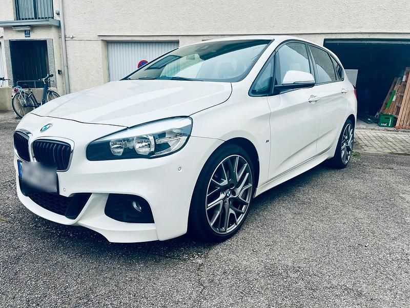Weiß Gebraucht 2015 BMW 220 Active Tourer M Sport Van / Kleinbus | 13.100 € (Fairer Preis) - Bild 1/4