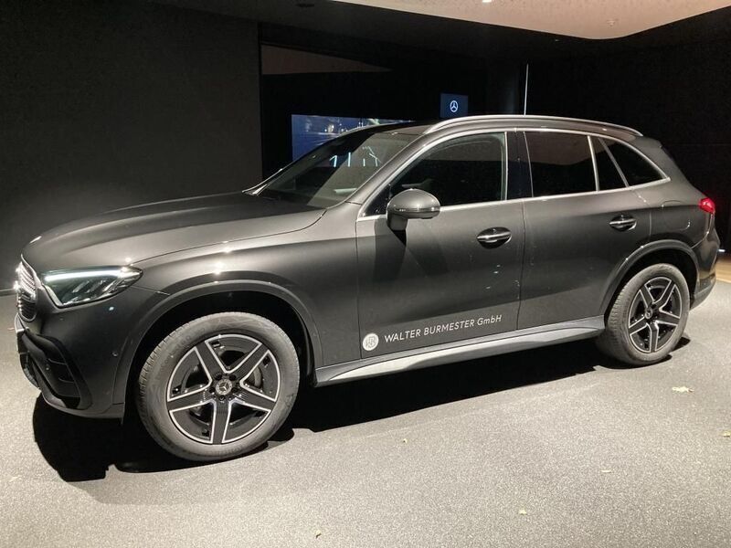 Grau Gebraucht 2023 Mercedes GLC300e AMG SUV | 66.400 € (Fairer Preis) - Bild 1/4