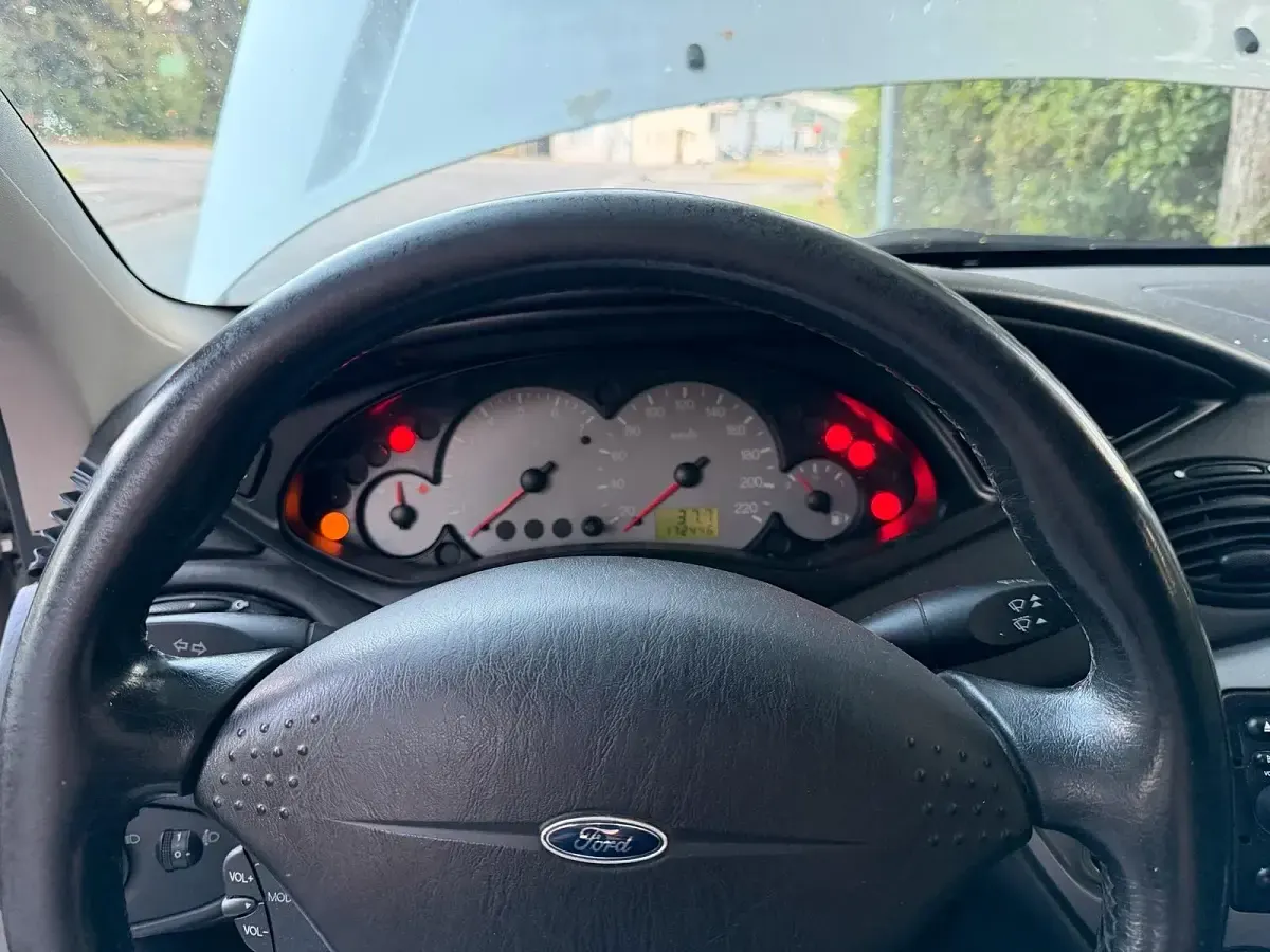 Gebraucht Ford Focus 75 PS (55 kW) 2001 Grau Kleinwagen