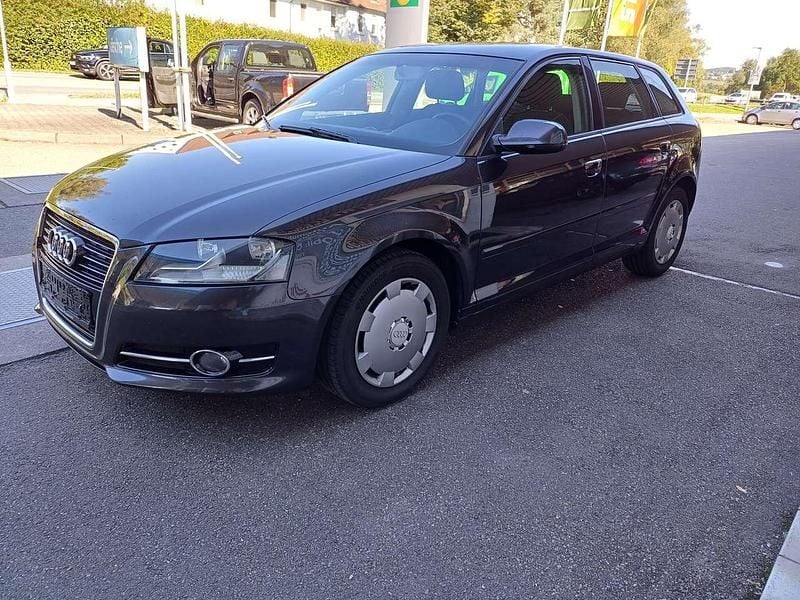Gebraucht Audi A3 Attraction 105 PS (77 kW) 2013 Lavagrau perleffekt Kleinwagen