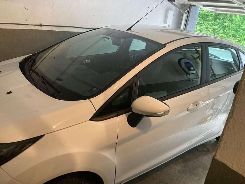 Weiß Gebraucht 2016 Ford Fiesta SYNC Edition Kleinwagen | 6.900 € (Guter Preis) - Bild 1/2