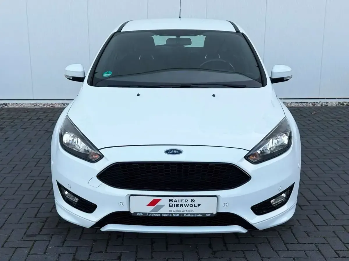 Używany Ford Focus ST-Line 125 KM (91 kW) 2017 Biały Sedan/Limuzyna