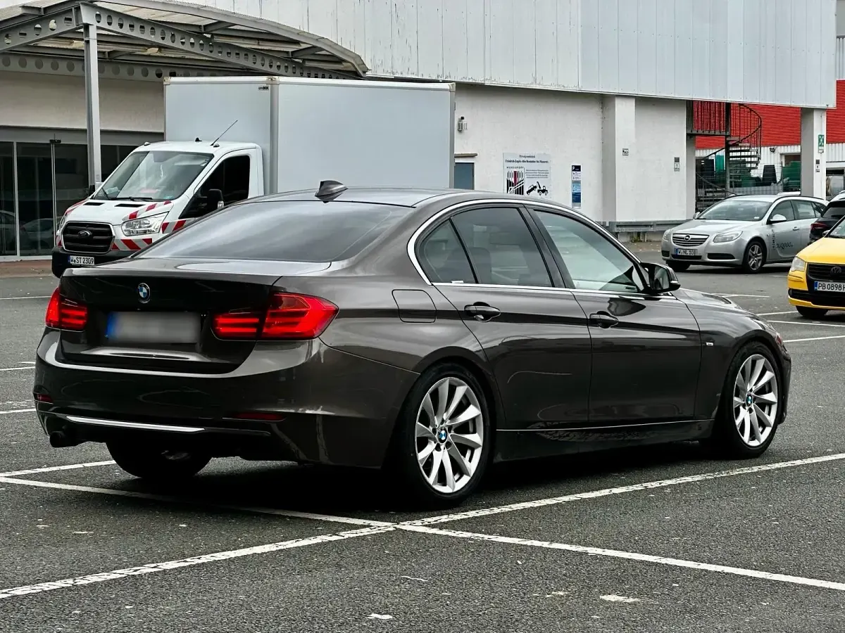 Gebraucht BMW 320 186 PS (136 kW) 2013 Braun Limousine