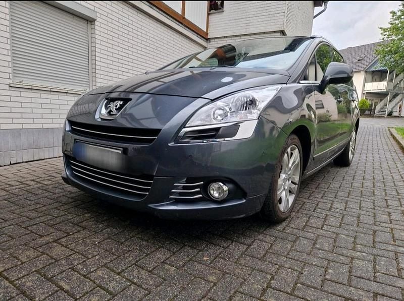 Grau Gebraucht 2010 Peugeot 5008 Van / Kleinbus | 3.350 € (Superpreis) - Bild 1/4