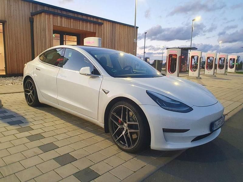 Weiß Gebraucht 2020 Tesla Model 3 Performance Limousine | 22.500 € (Fairer Preis) - Bild 1/4