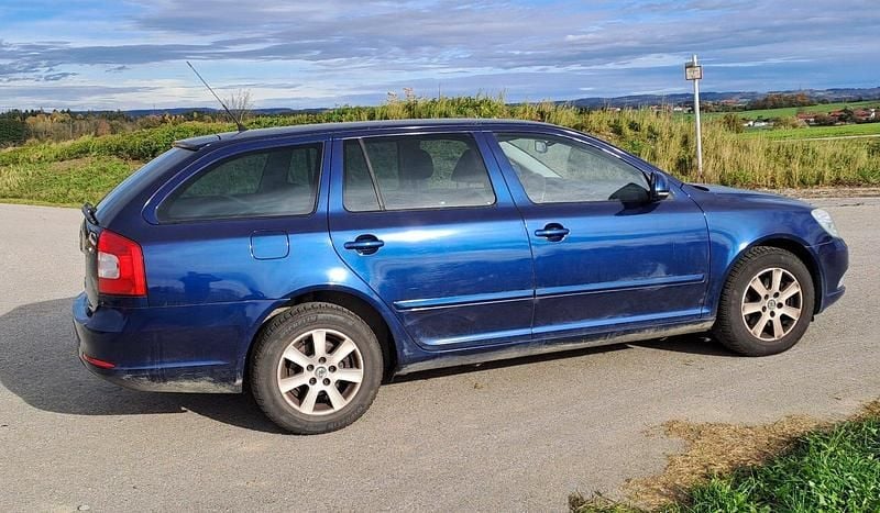 Blau Gebraucht 2009 Skoda Octavia Elegance Kombi | 2.800 € (Superpreis) - Bild 1/4