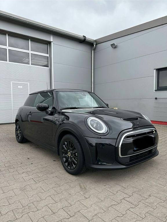Schwarz Gebraucht 2022 Mini Cooper SE Kleinwagen | 21.000 € (Etwas zu teuer) - Bild 1/4