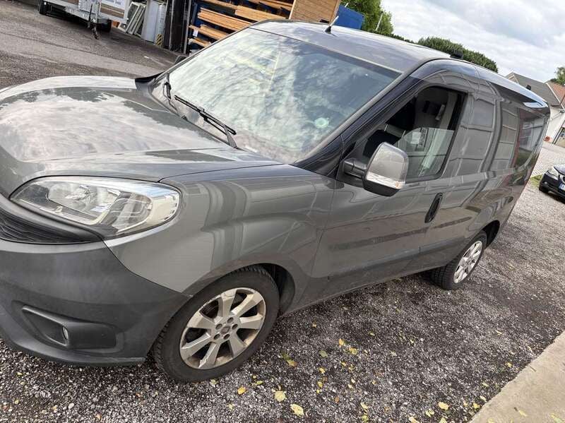 Grau Gebraucht 2016 Fiat Doblò Van / Kleinbus | 8.490 € (Superpreis) - Bild 1/4