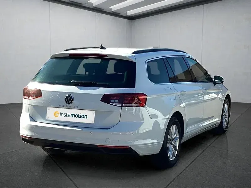 Gebraucht VW Passat 150 PS (110 kW) 2023 Weiß Kombi