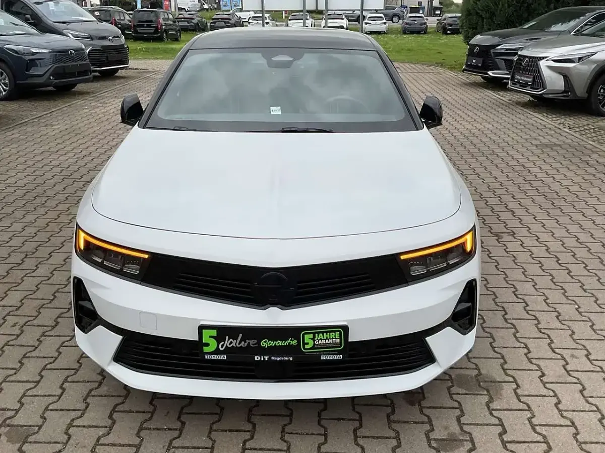 Gebraucht Opel Astra 131 PS (96 kW) 2025 Lack weiss banquise/typ aussen Kleinwagen