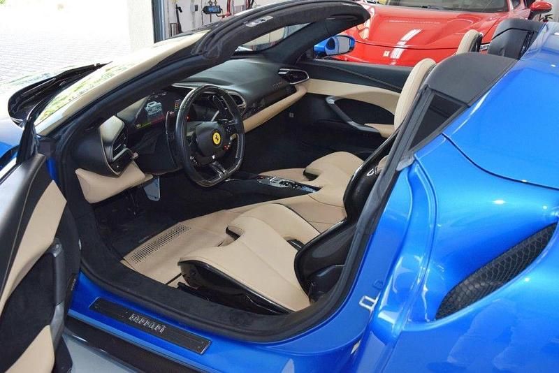 Second-hand Ferrari 296 829 CP (609 kW) 2022 Albastru Cabrio