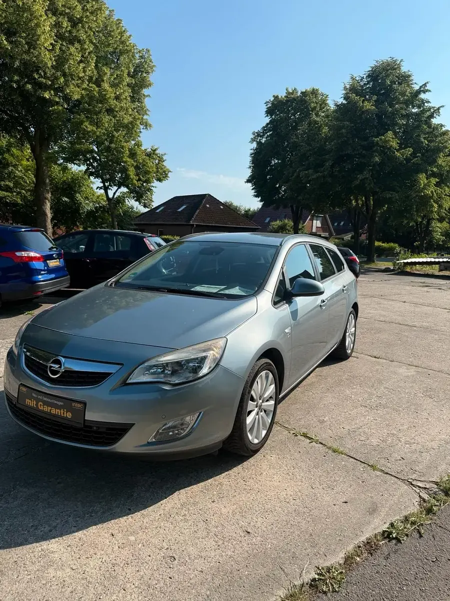 Gebraucht Opel Astra 140 PS (102 kW) 2012 Grau Kombi