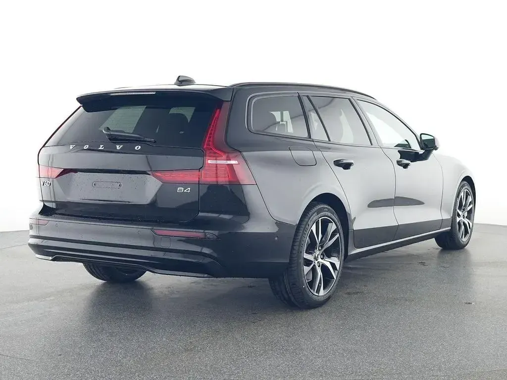 Gebraucht Volvo V60 Plus 197 PS (144 kW) 2025 Schwarz Kombi