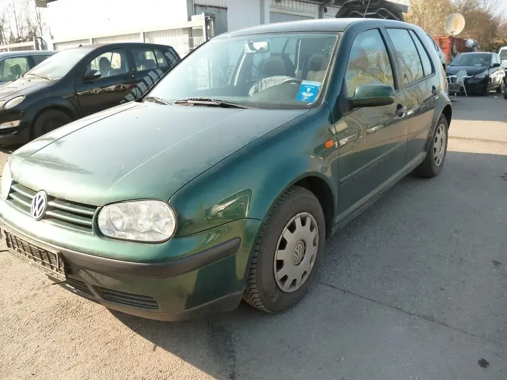 Second-hand VW Golf III 75 CP (55 kW) 1998 Verde Berlinǎ