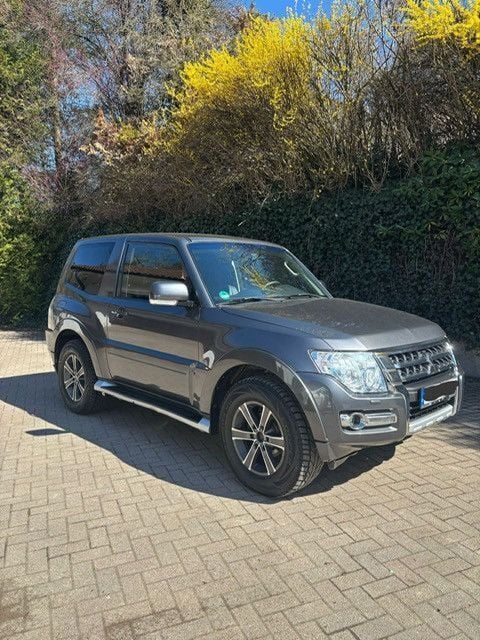 Grau Gebraucht 2016 Mitsubishi Pajero Diamant Edition SUV | 15.200 € - Bild 1/4