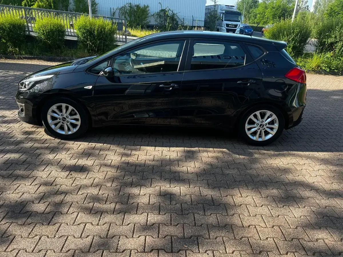 Gebraucht Kia Ceed Spirit 135 PS (99 kW) 2015 Schwarz Kleinwagen