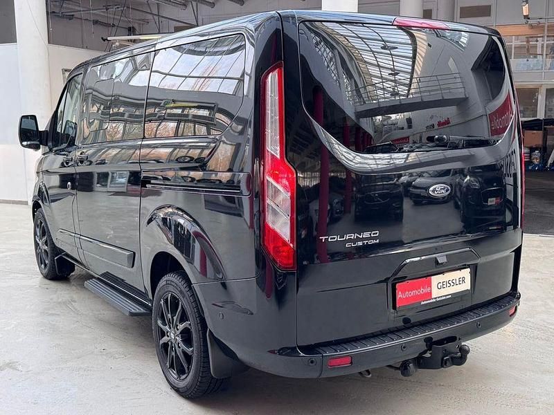 Gebraucht Ford Tourneo Titanium 185 PS (136 kW) 2020 Obsidianschwarz metallic Van / Kleinbus