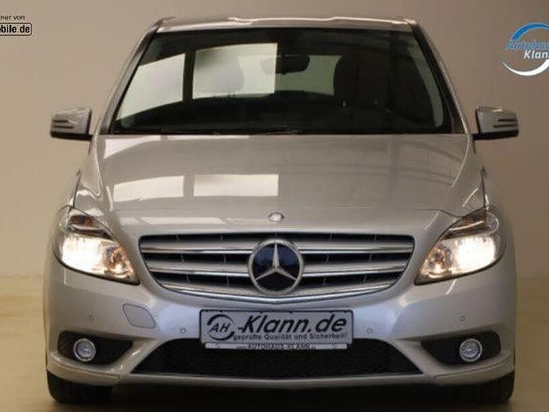 Gebraucht Mercedes B180 122 PS (89 kW) 2012 Silber Van / Kleinbus